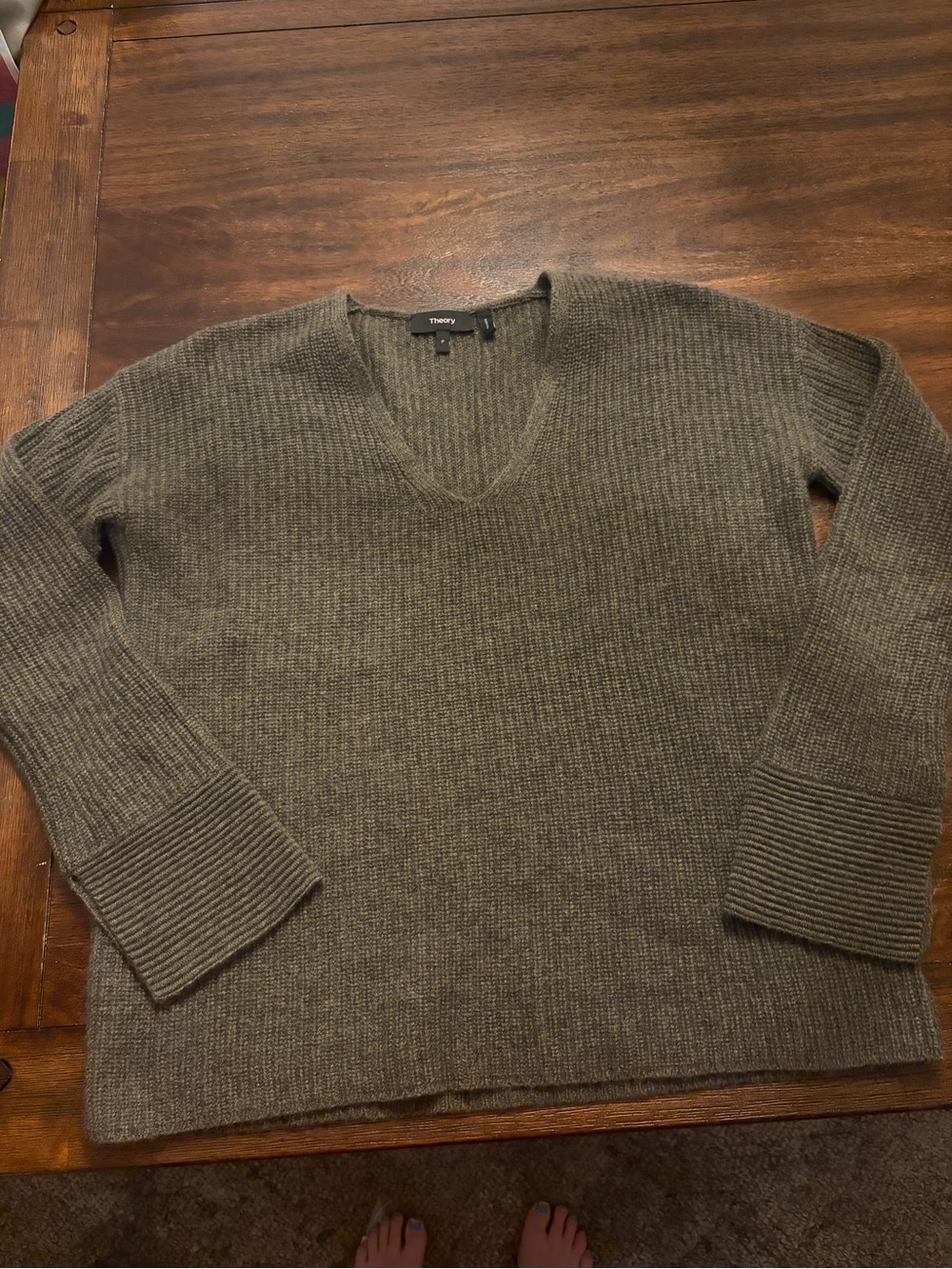 Theory 100% Cashmere Ribbed V-Neck Sweater – Size P Petite – Gray Brown
